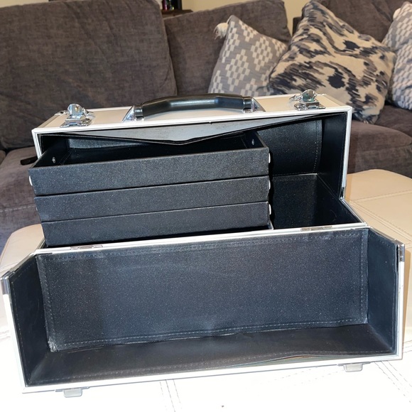 Cosmetic trunk- Cosmetic artist Arbonne Hard-case Tote - Picture 8 of 15